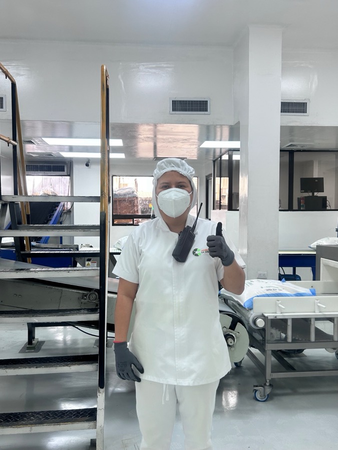 Colaboradora de control de calidad de Ingenio La Cabaña