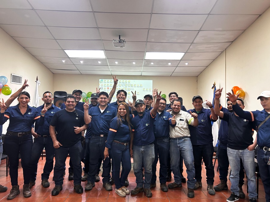 Colaboradores de Ingenio La Cabaña en una actividad de equipo