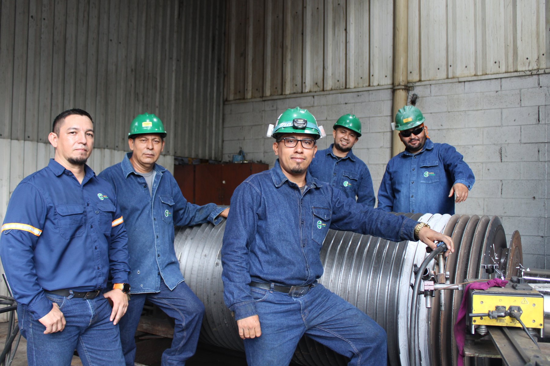 Equipo de colaboradores de Ingenio La Cabaña en la planta industrial