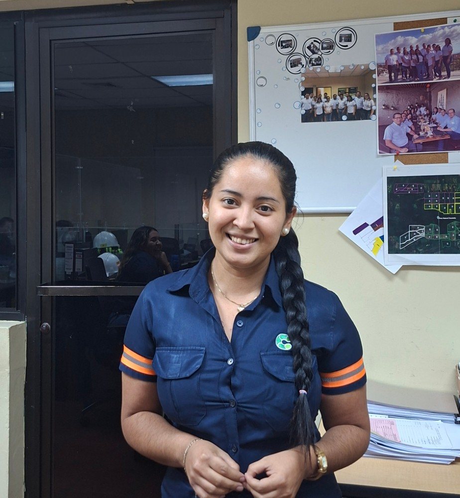 Colaboradora de Ingenio La Cabaña sonriendo en su área de trabajo