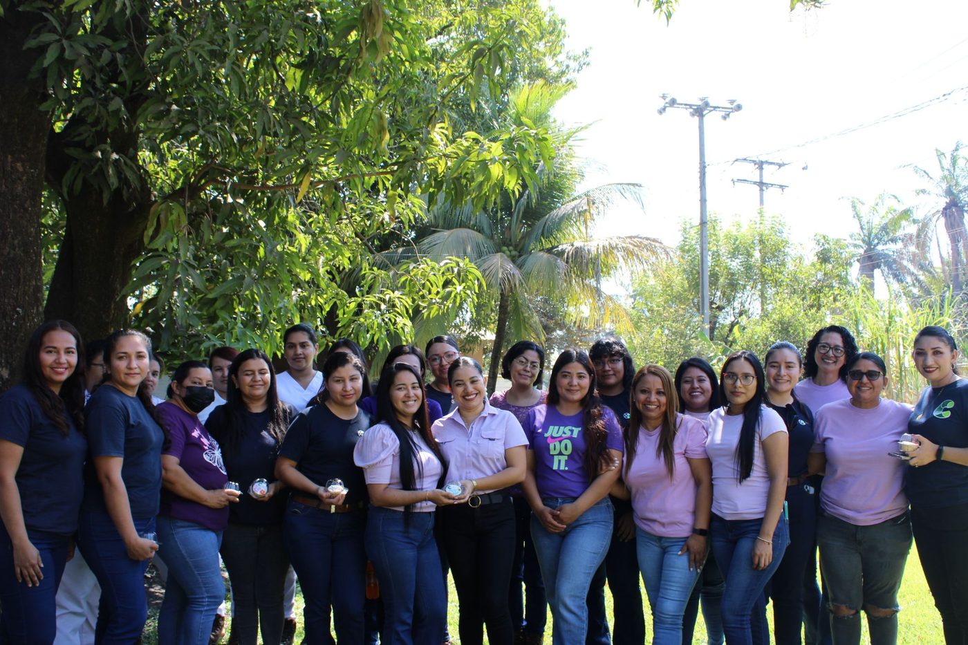 Grupo de colaboradoras de Ingenio La Cabaña reunidas al aire libre