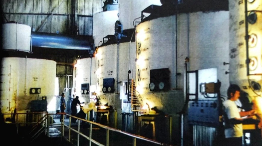 Interior de la destilería instalada durante la nacionalización de Ingenio La Cabaña, 1980