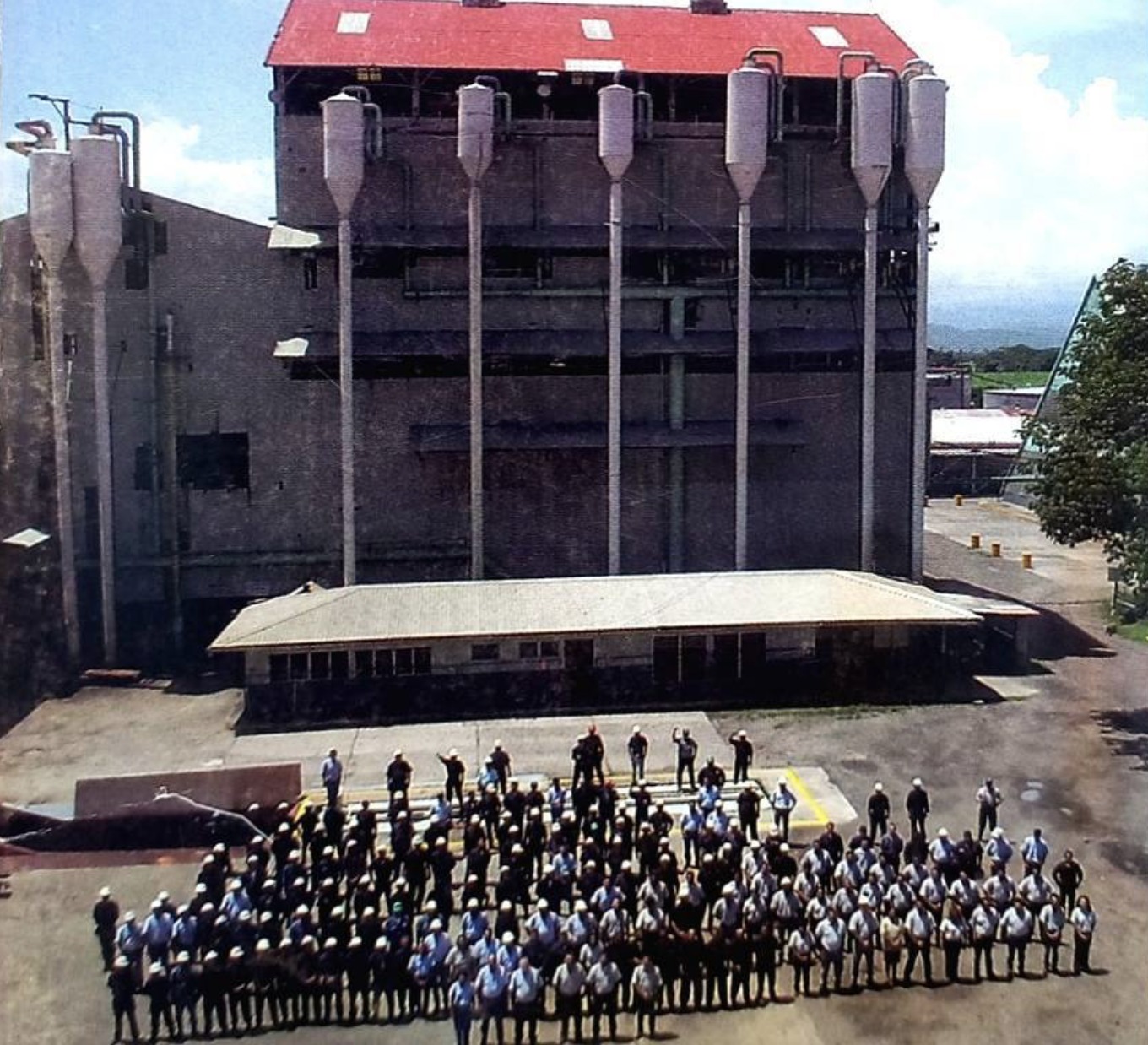 Colaboradores de Ingenio La Cabaña frente a la planta industrial durante la etapa de crecimiento 1996–2010
