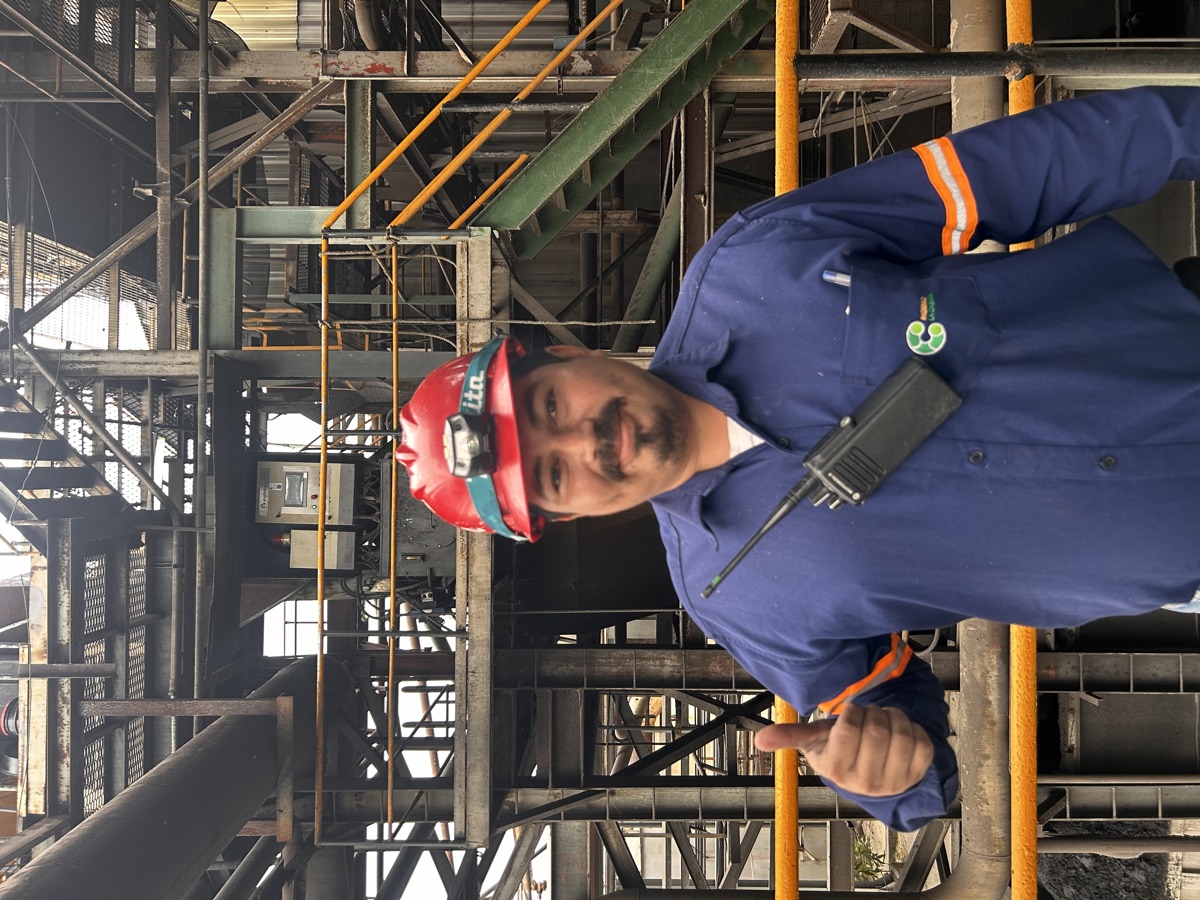 Colaborador de Ingenio La Cabaña en la planta industrial