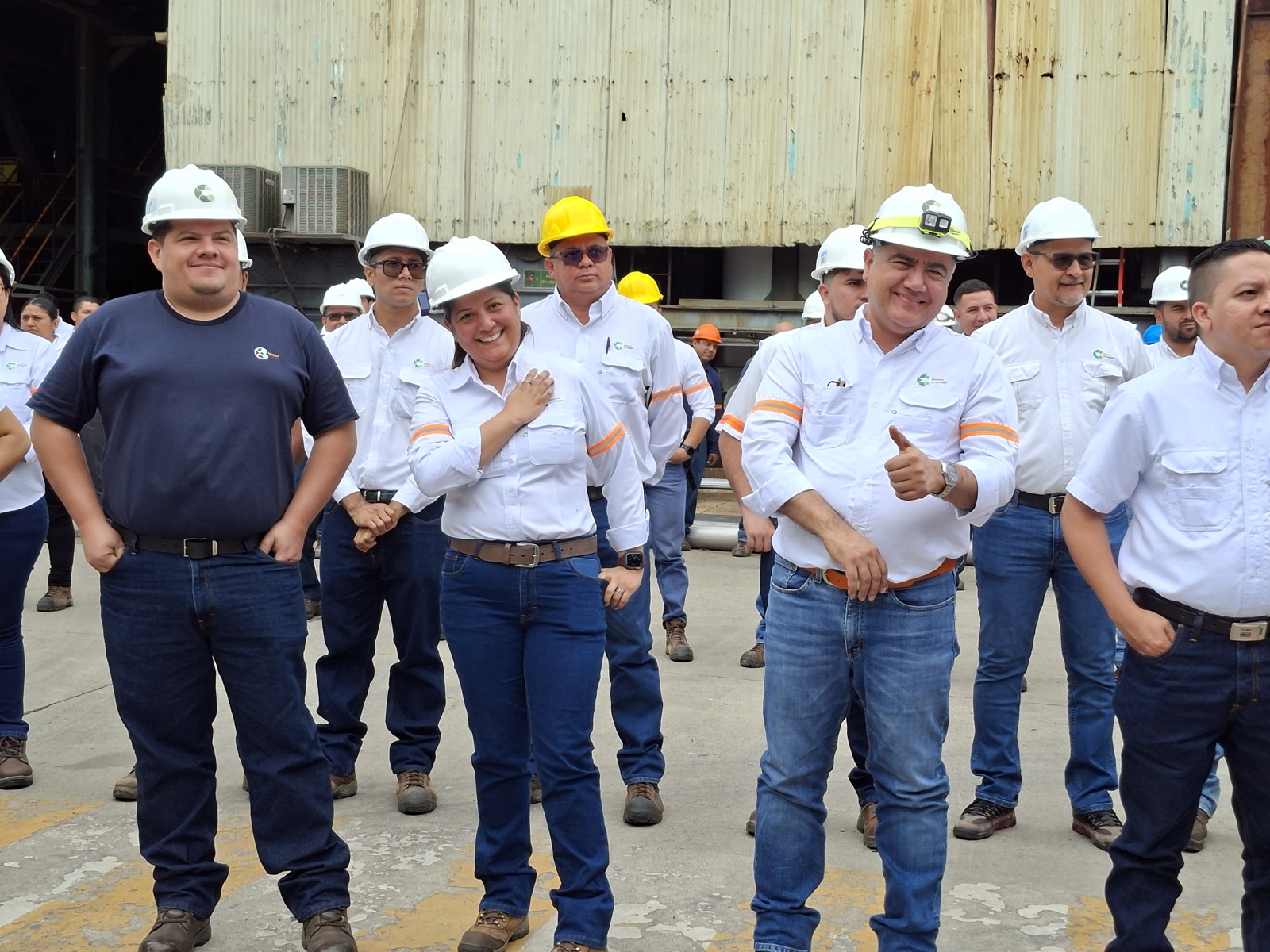Equipo de colaboradores de Ingenio La Cabaña en la planta