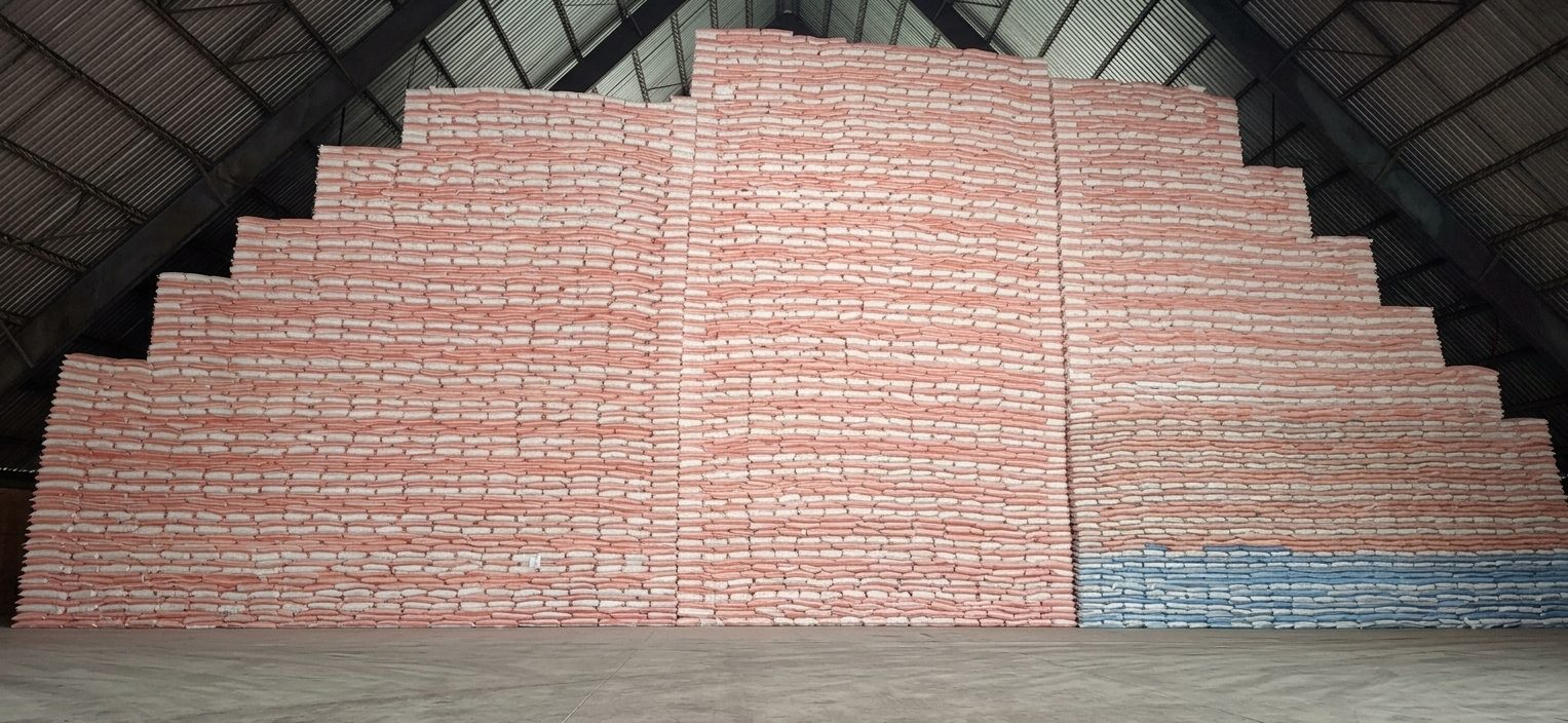Bodega de Ingenio La Cabaña con sacos de azúcar apilados