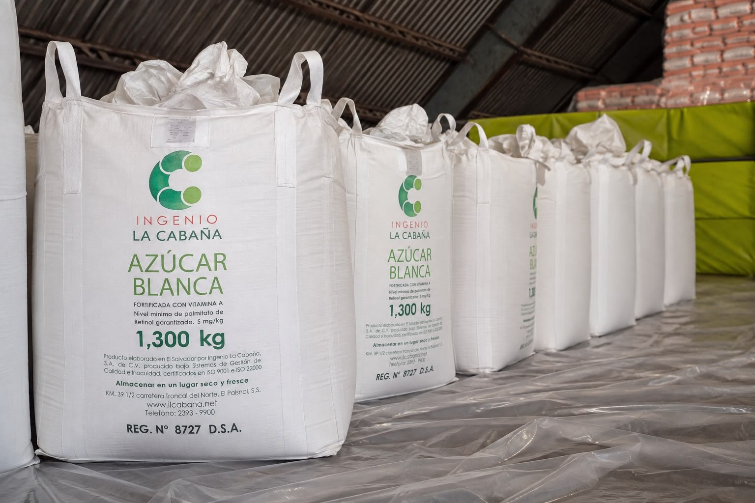 Sacos jumbo de azúcar blanca de Ingenio La Cabaña en bodega