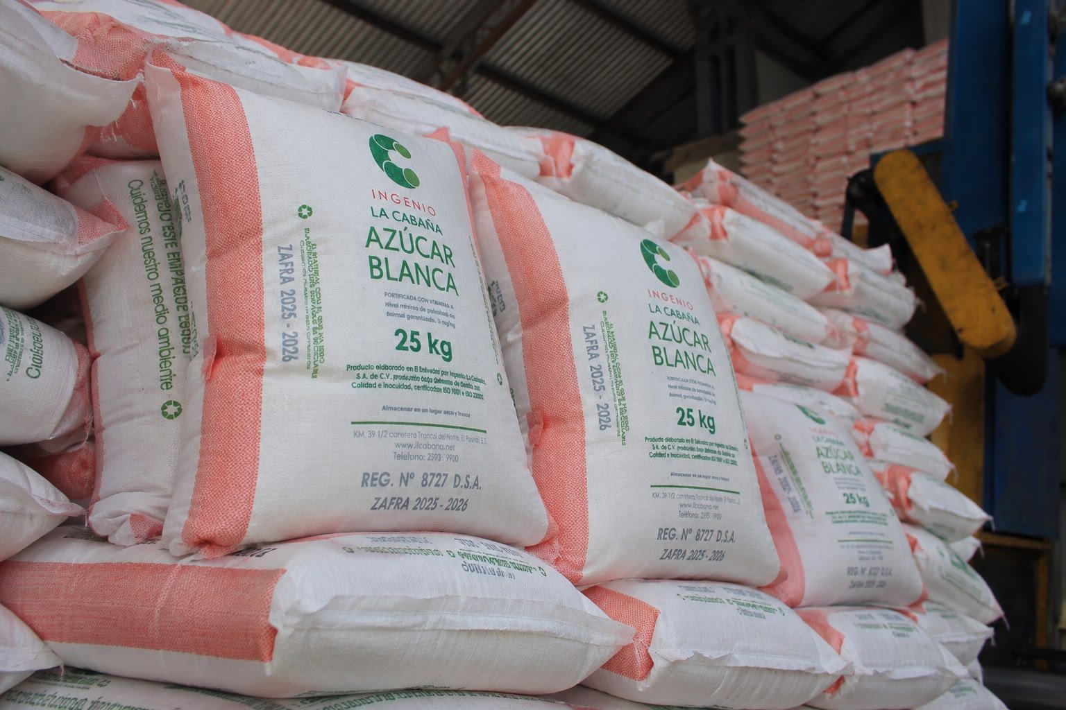 Sacos de azúcar blanca de 25 kg de Ingenio La Cabaña apilados