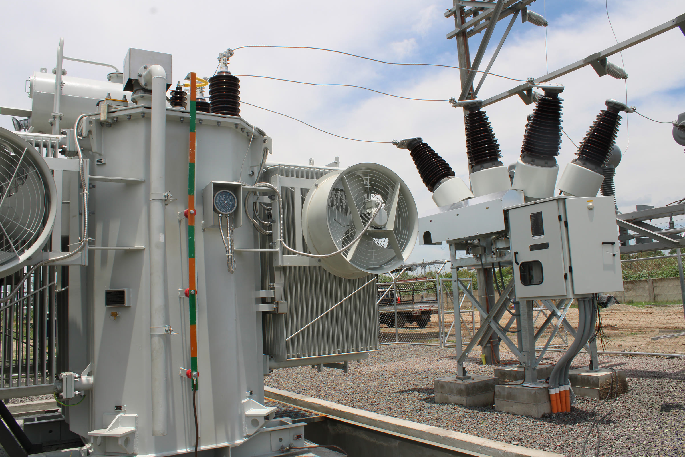 Transformador y equipos de una subestación eléctrica de Ingenio La Cabaña