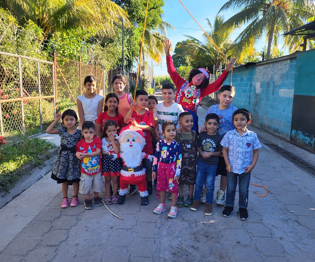 Niños de una comunidad aledaña durante una actividad navideña organizada con apoyo de Ingenio La Cabaña