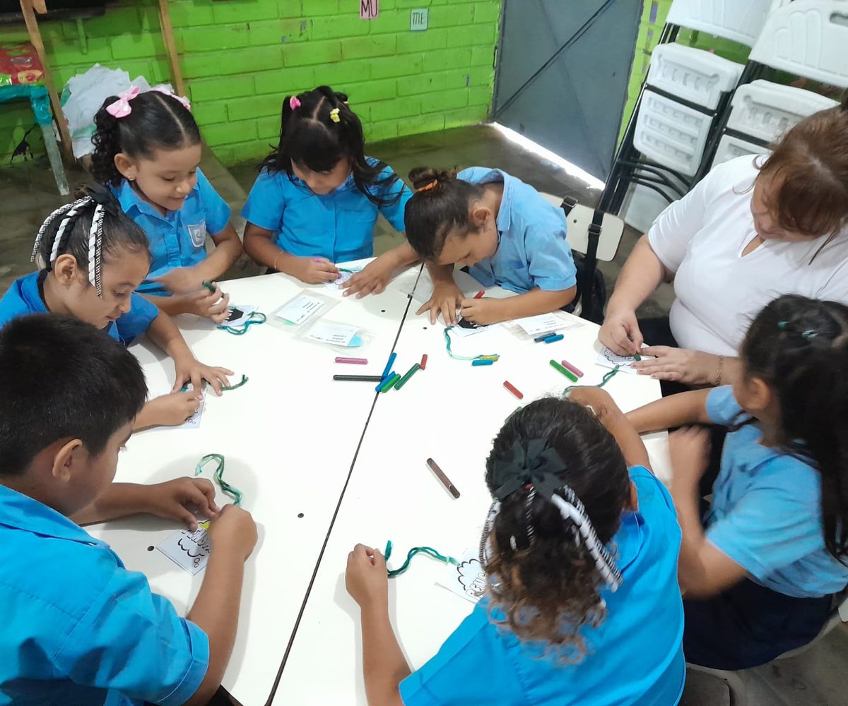 Niños de una escuela de El Paisnal en un taller del programa con Fundación Forja