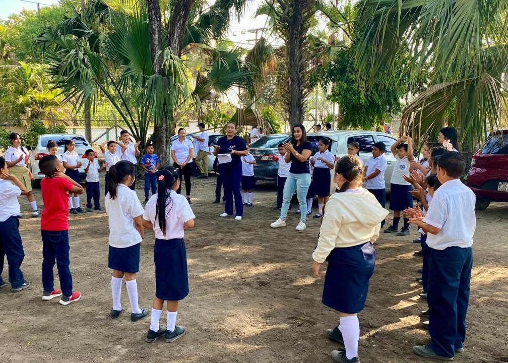 Niños de una escuela de El Paisnal participando en una dinámica grupal del programa con Fundación Forja