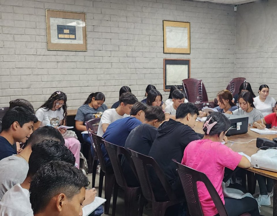 Jóvenes de la comunidad en una sesión de formación del programa de educación en tecnología
