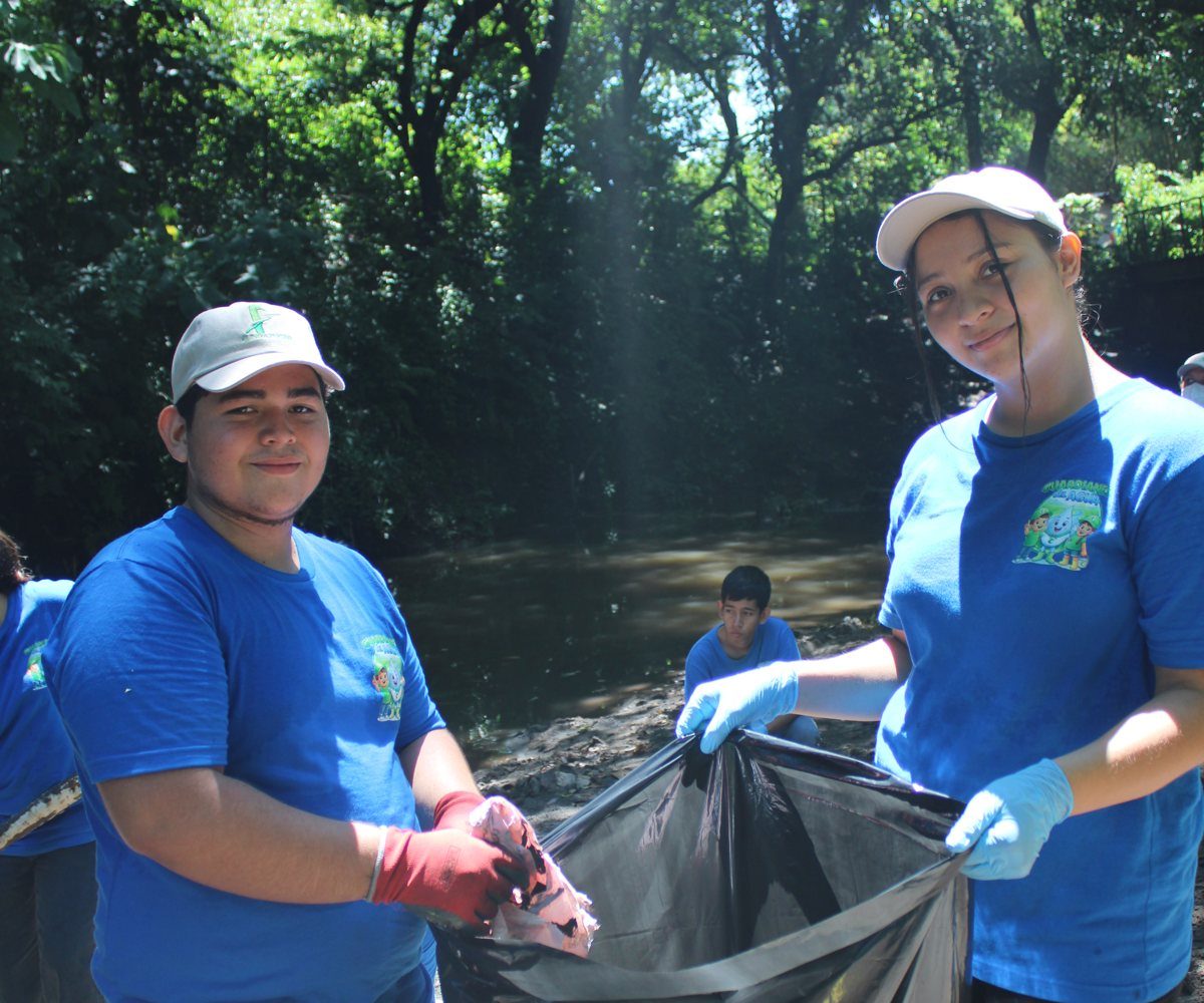 Jóvenes del programa Guardianes del Agua durante una jornada de limpieza de un río