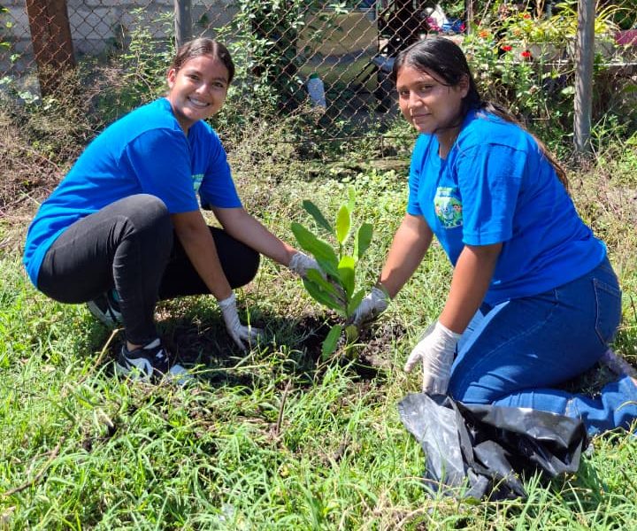 Jóvenes del programa Guardianes del Agua sembrando un árbol