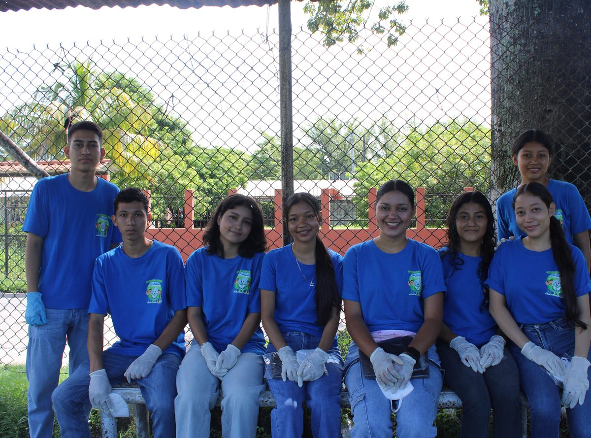 Jóvenes voluntarios del programa Guardianes del Agua, con sus camisetas y guantes, listos para una jornada