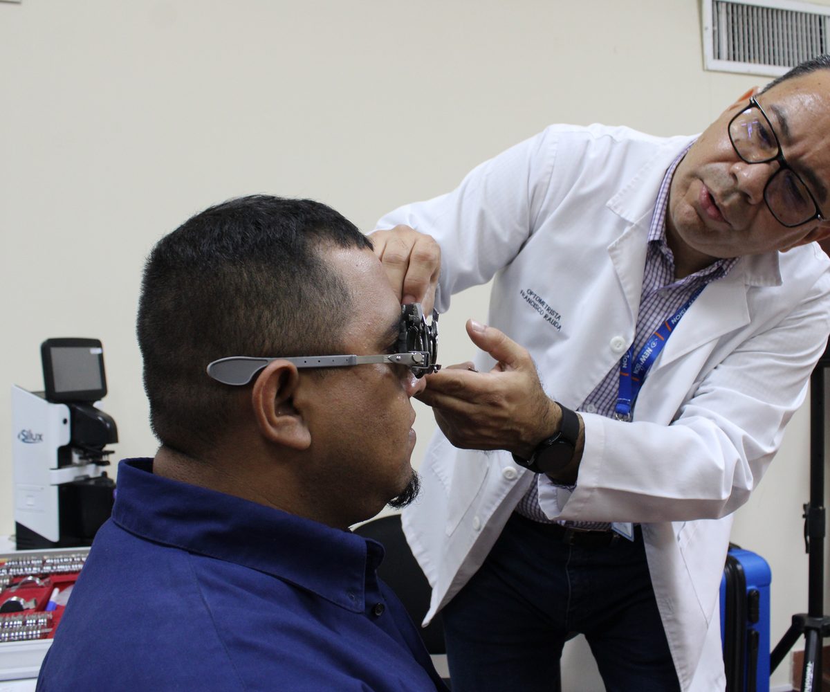 Médico examinando la vista de un colaborador durante la campaña de salud visual
