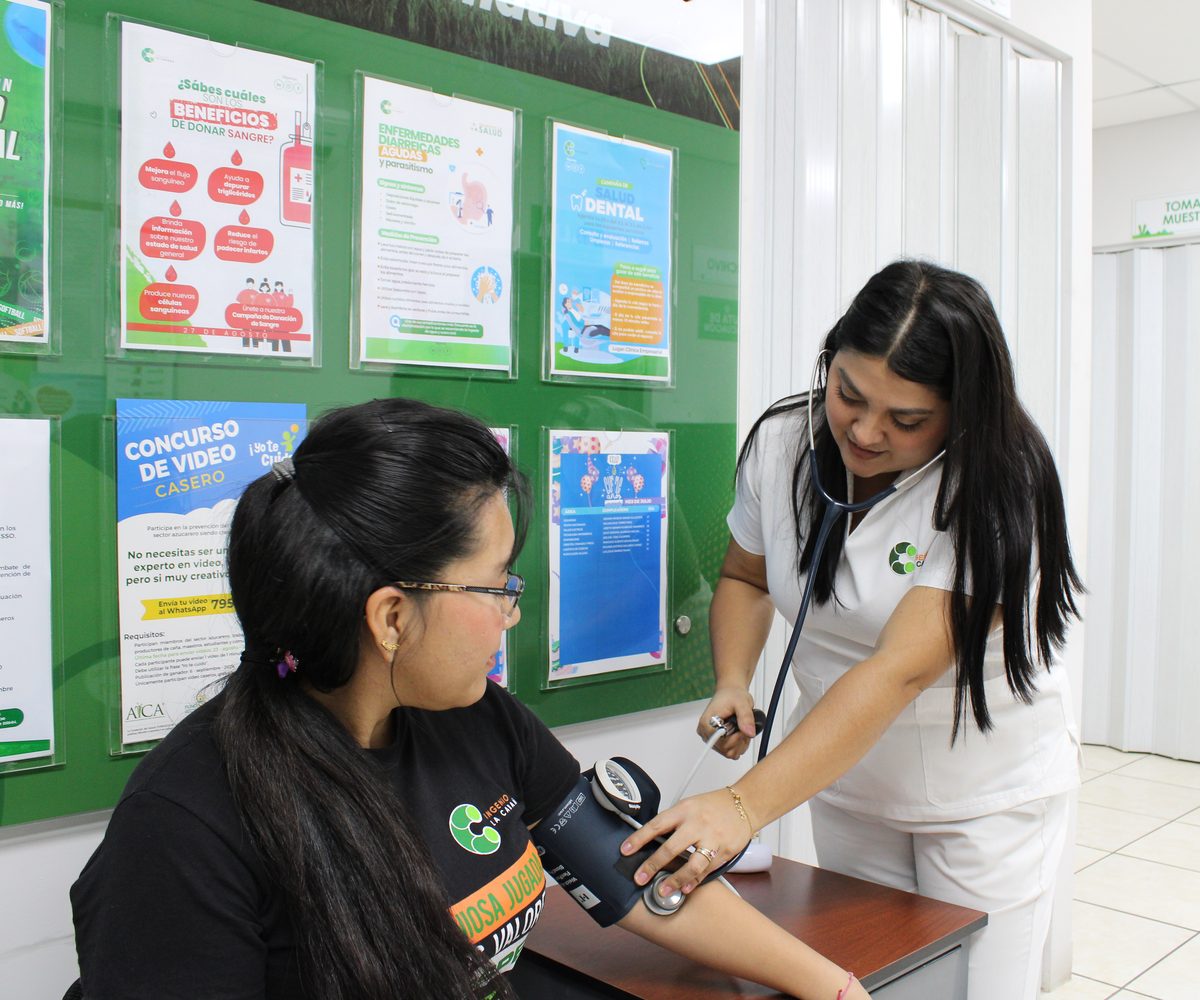 Enfermera tomando la presión a una colaboradora durante una jornada de salud en el ingenio