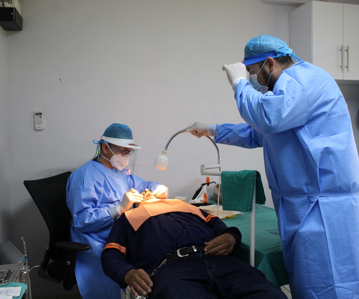 Atención dental a un colaborador en la clínica del ingenio