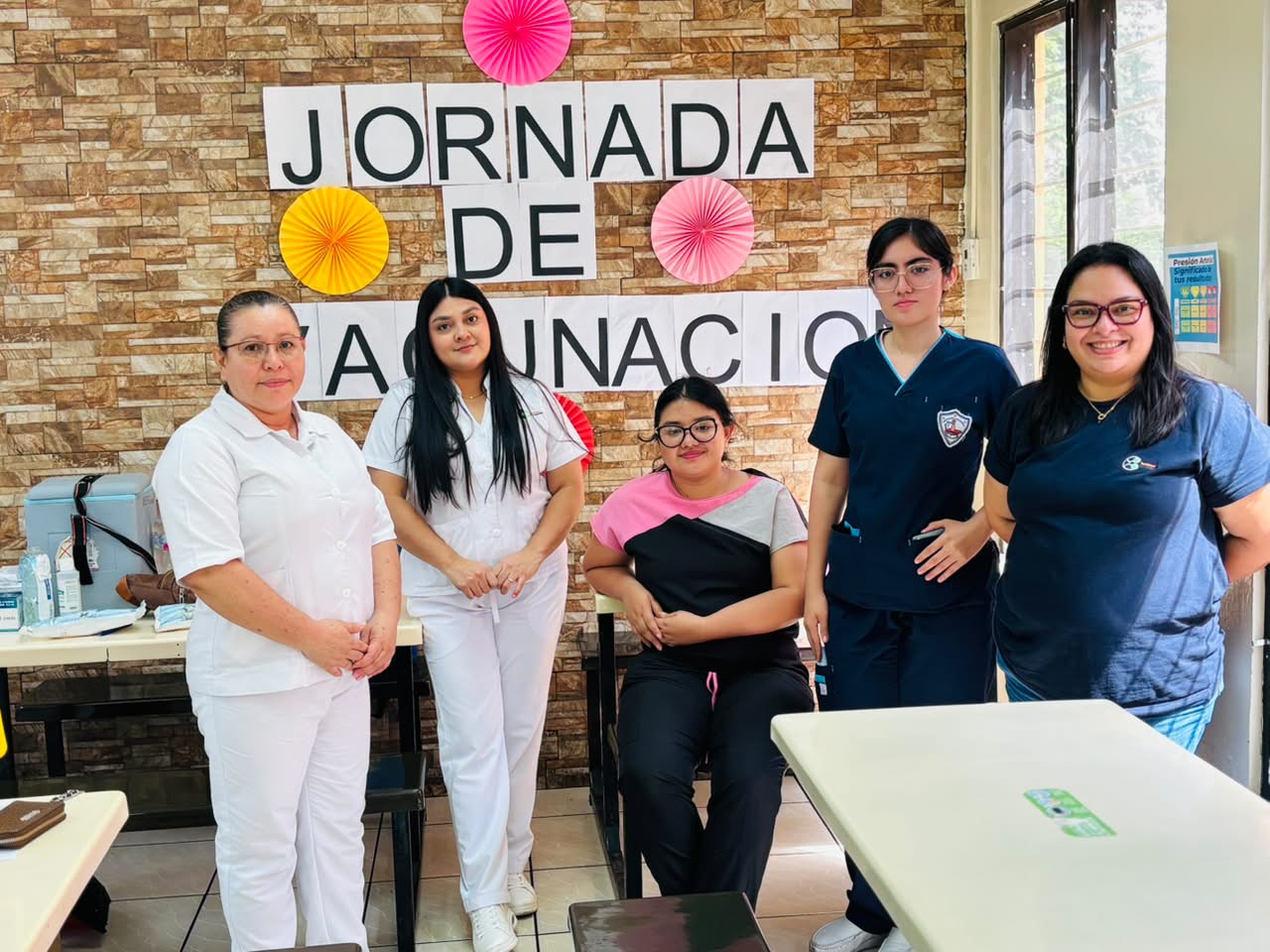 Equipo de salud durante una jornada de vacunación